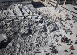 Una torre di gaza City distrutta dalle bombe dell'esercito israeliano - ANSA
