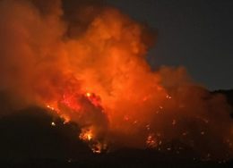 Un incendio di vaste proporzioni sta divampando in un'area verde alle pendici del Vesuvio, 08 agosto 2025. Un'alta colonna di fumo si Ë levata in cielo ed Ë visibile anche da Napoli. 
/////
A large fire is raging in a green space on the slopes of Vesuvius Volcano, Naples, Italy, 08 August 2025. A tall column of smoke has risen into the sky and is visible from Naples. 
ANSA/CESARE ABBATE binary comment