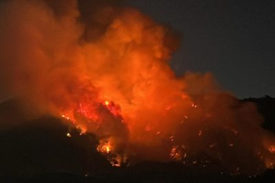 Un incendio di vaste proporzioni sta divampando in un'area verde alle pendici del Vesuvio, 08 agosto 2025. Un'alta colonna di fumo si Ë levata in cielo ed Ë visibile anche da Napoli. 
/////
A large fire is raging in a green space on the slopes of Vesuvius Volcano, Naples, Italy, 08 August 2025. A tall column of smoke has risen into the sky and is visible from Naples. 
ANSA/CESARE ABBATE binary comment